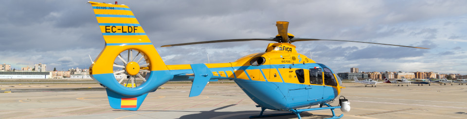 Helicóptero de la Unidad de Medios Aéreos aterrizado en un aeródromo.