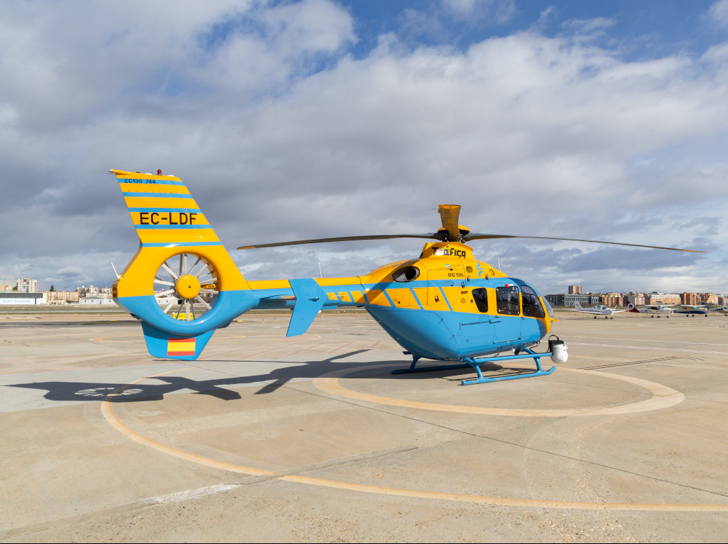 Helicóptero de la Unidad de Medios Aéreos aterrizado en un aeródromo.