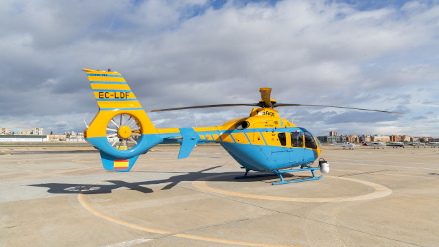 Helicóptero de la Unidad de Medios Aéreos aterrizado en un aeródromo.
