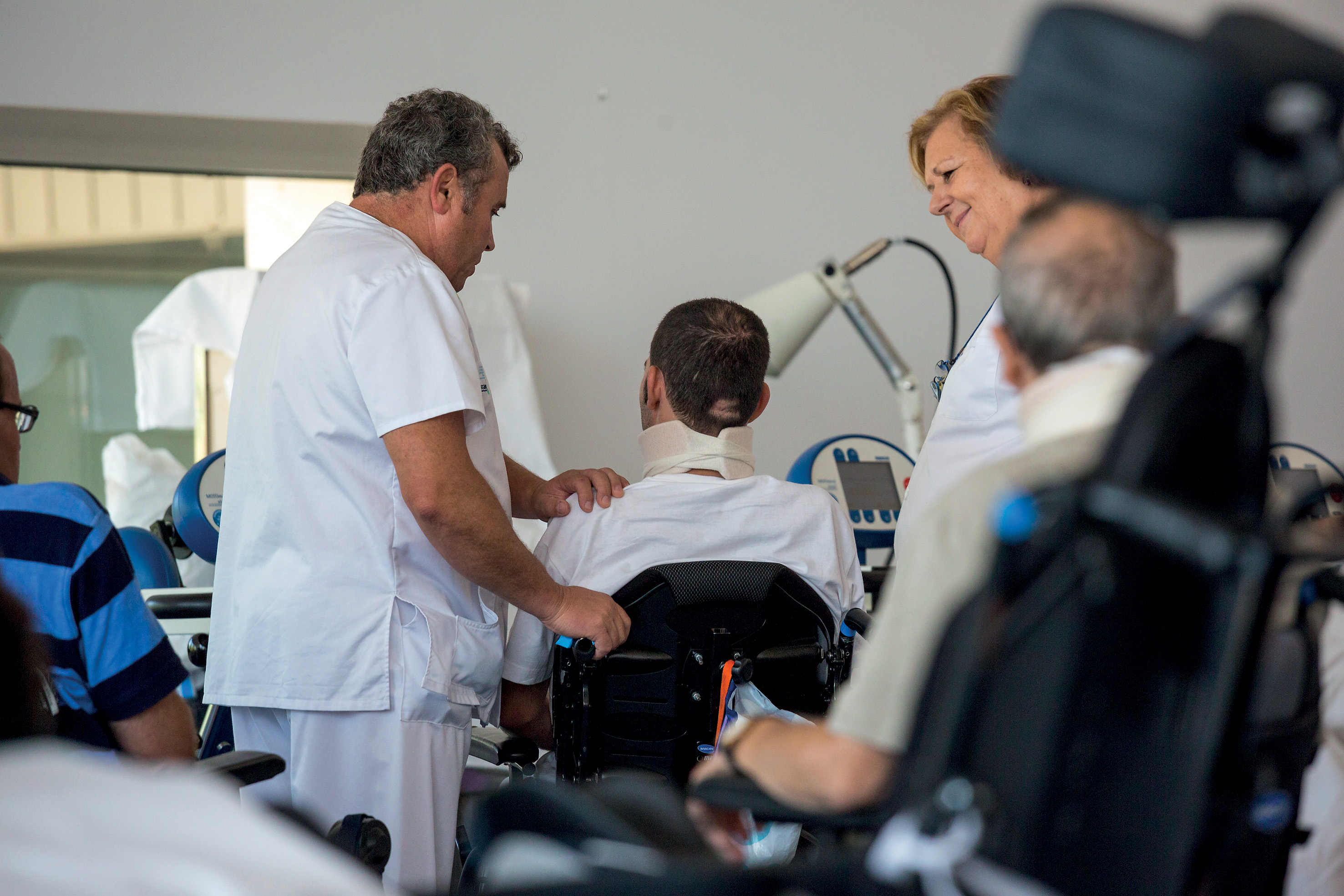 Especialistas de la salud asistiendo a una persona víctima de un accidente en silla de ruedas.