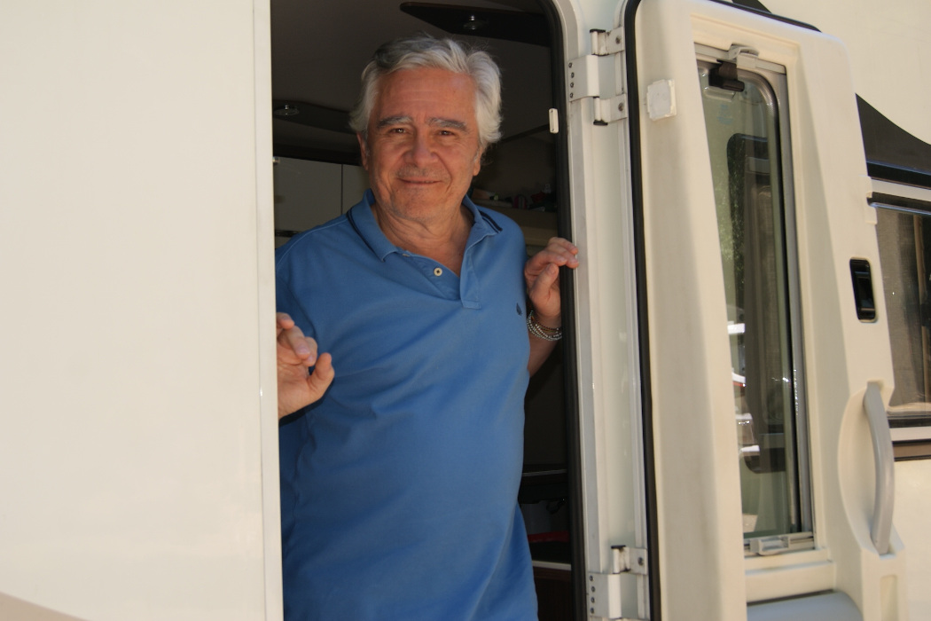 José Manuel Jurado posa de pie en la puerta de una autocaravana