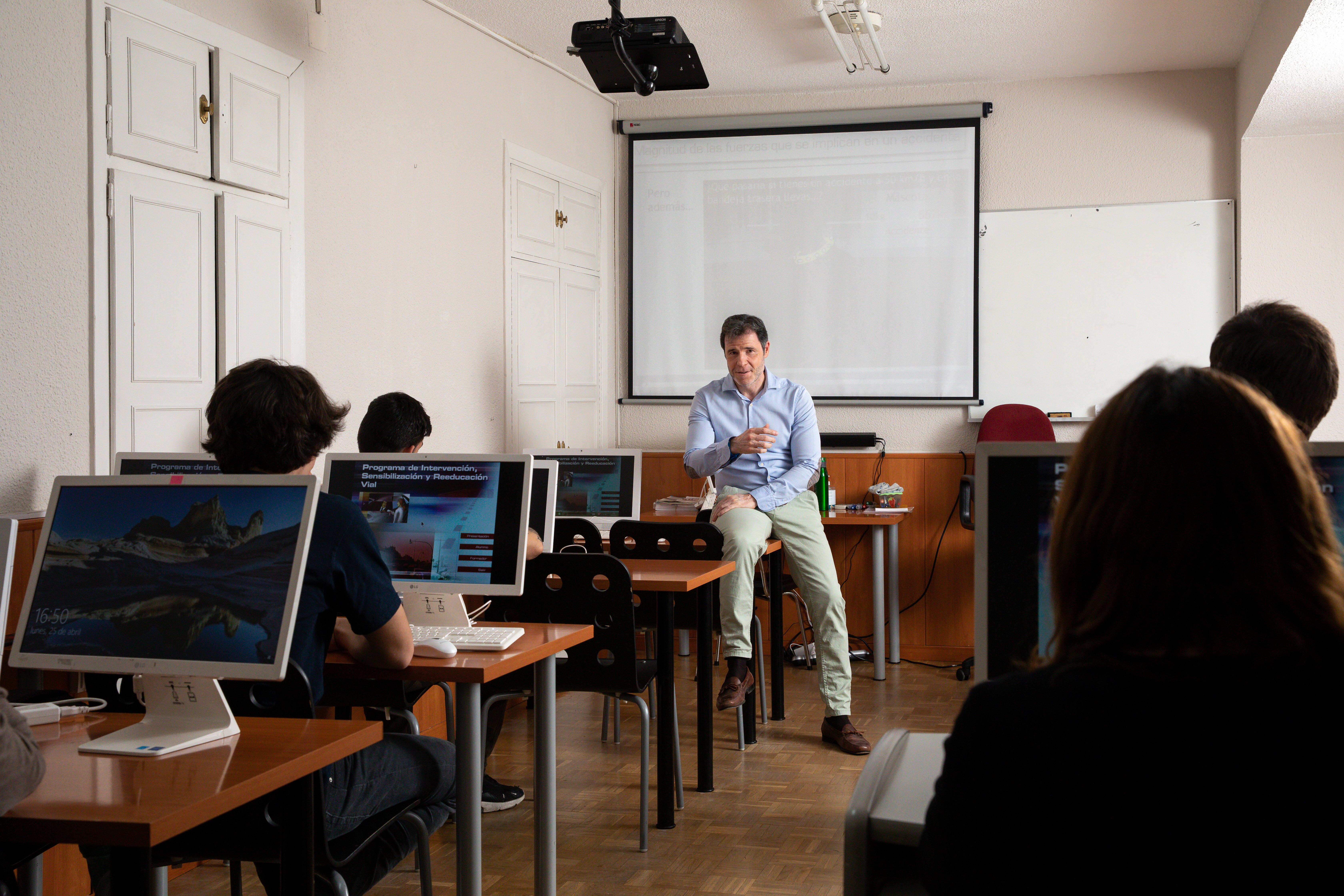 Profesor dando clase a alumnos en un aula
