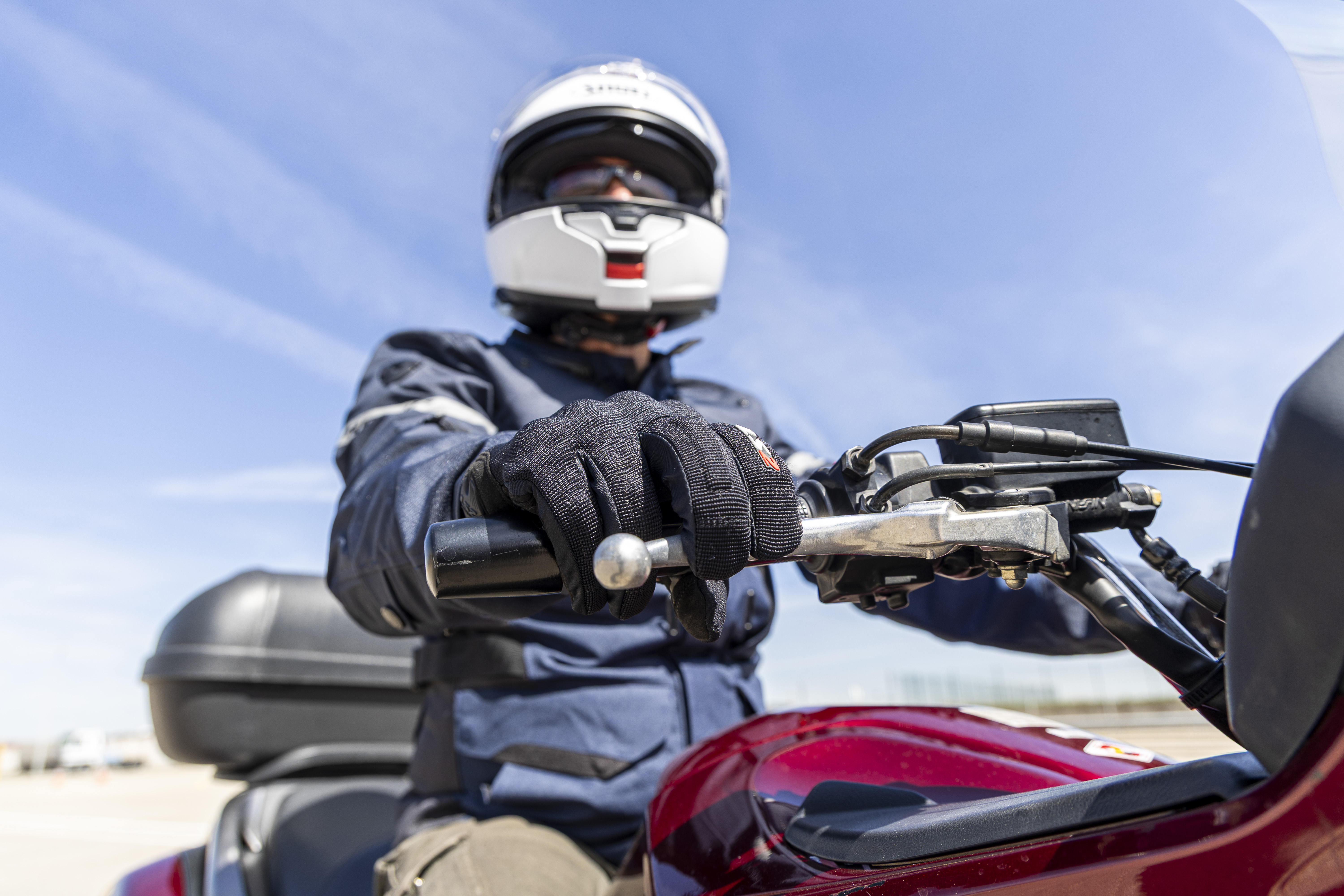 Motorista equipado con casco