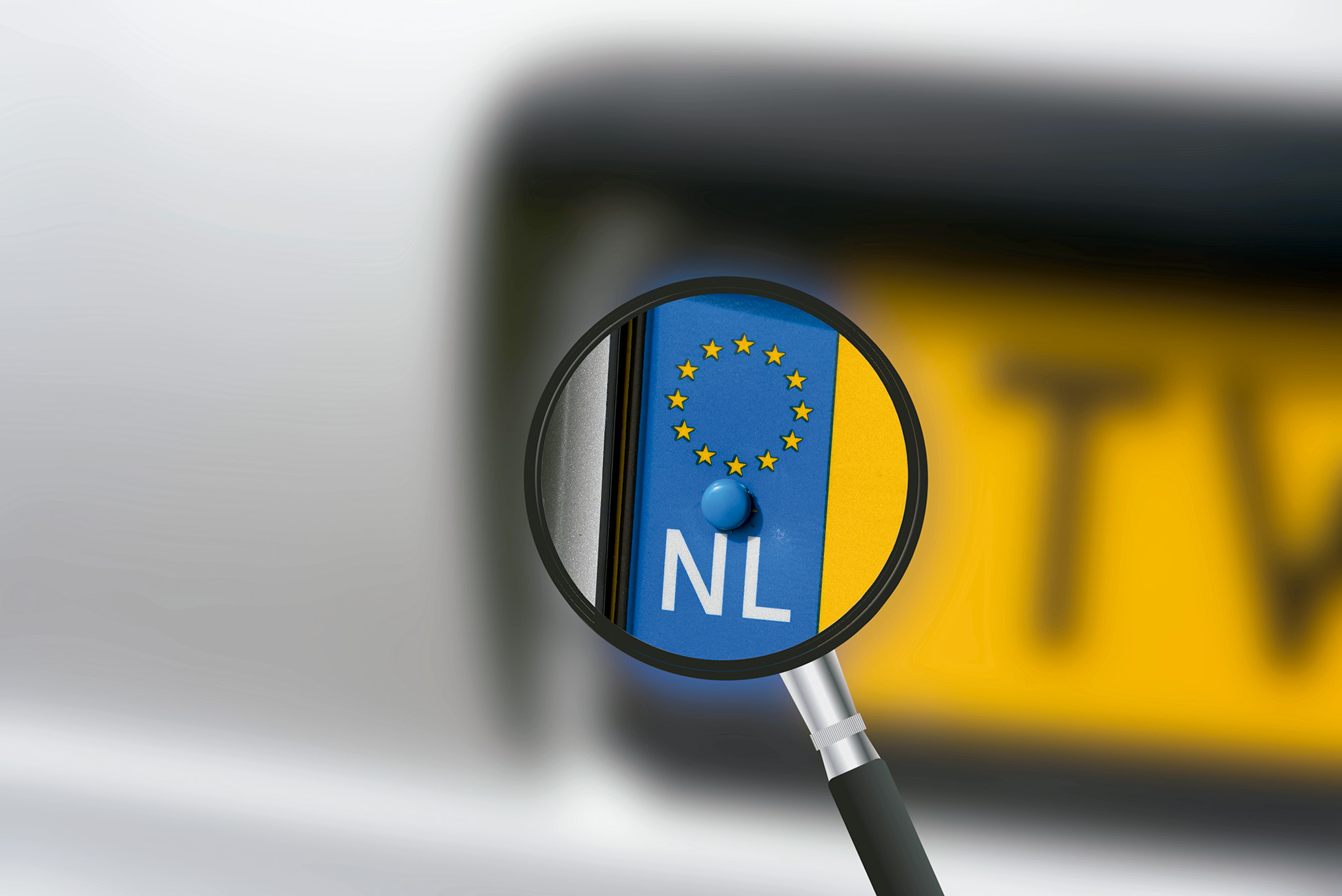 Lupa ampliando la parte izquierda de una matrícula dónde se lee NL y las estrellas de la Unión Europea