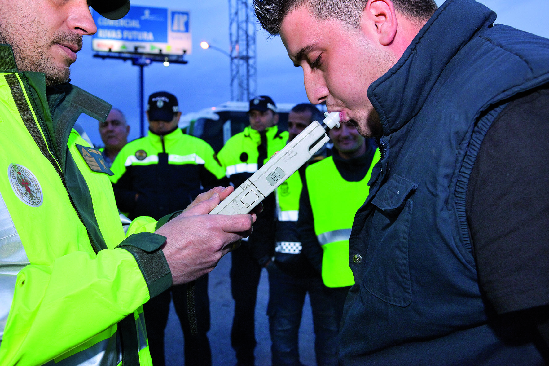 Así son las nuevas pruebas de alcohol que realizan las patrullas de la  Guardia Civil