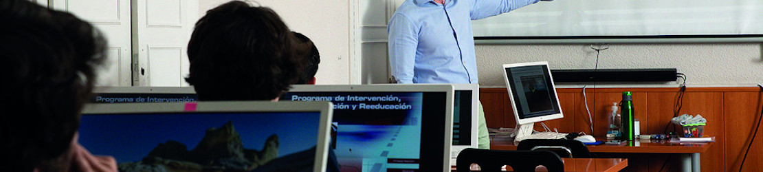 Profesor dando clase en autoescuela