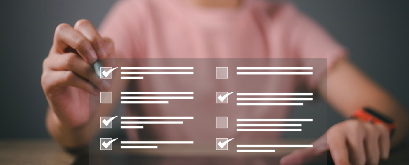 Cuerpo de mujer sosteniendo un bolígrafo digital seleccionando una casilla con un tick superpuesta digitalmente. 