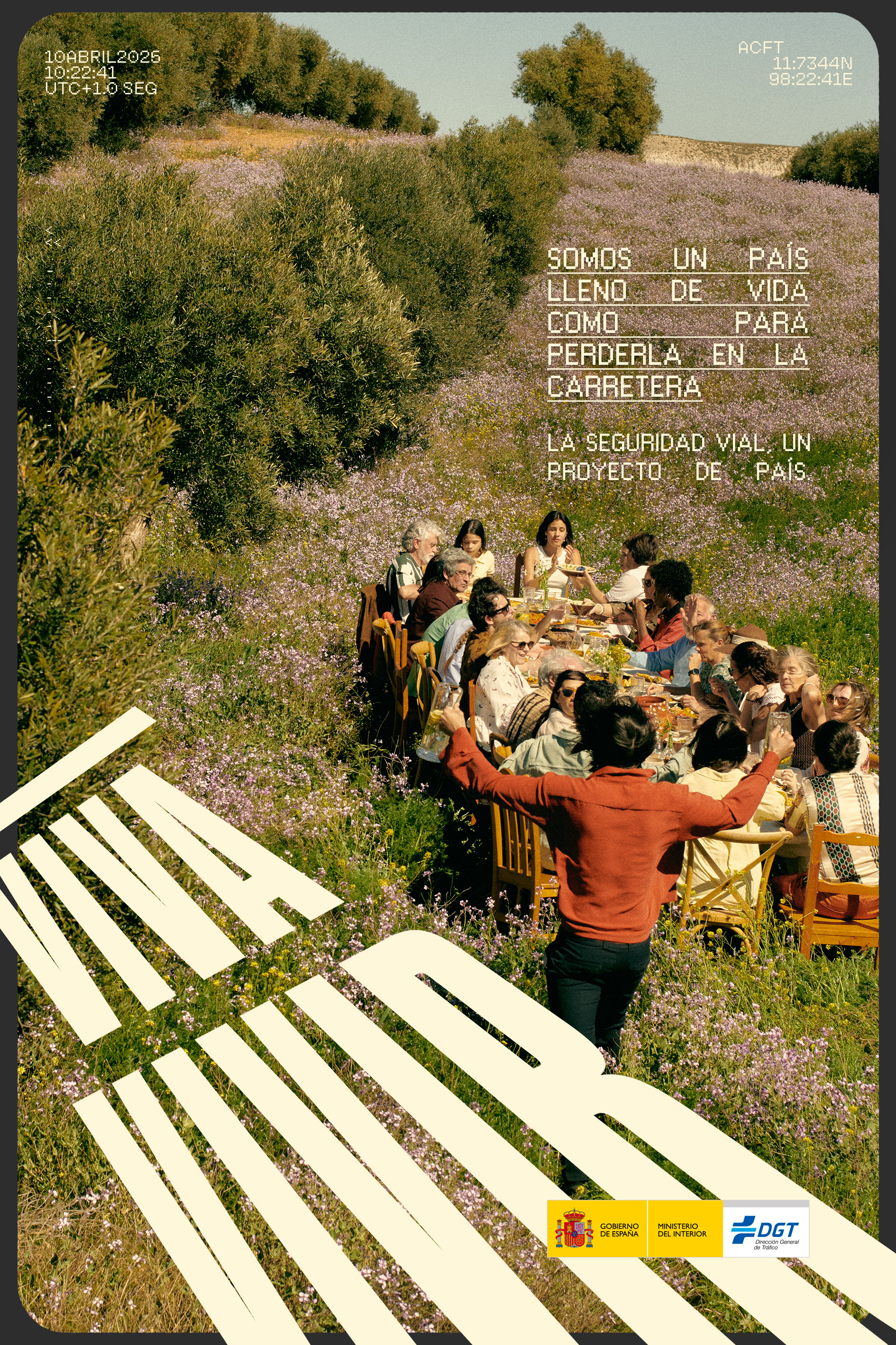 Miembros de una familia comiendo en el campo al aire libre con mensaje en grande a la izquierda "viva vivir" Miembros de una familia comiendo en el campo al aire libre con mensaje en grande a la izquierda "viva vivir"