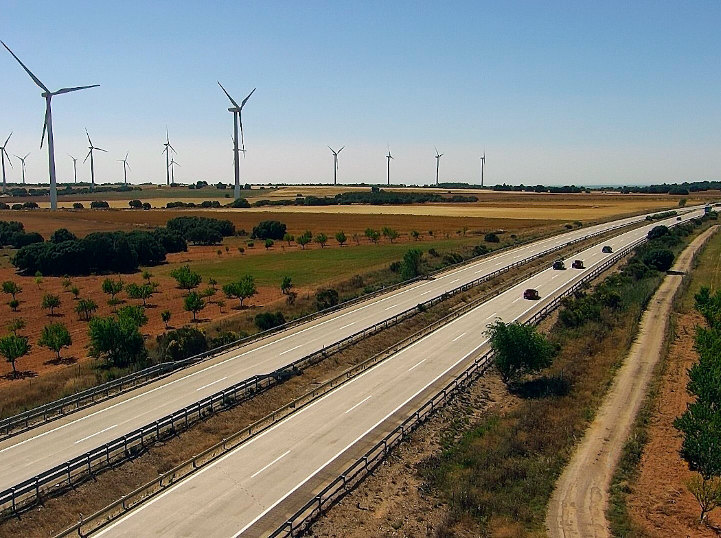 Paisaje con carretera y molinos eólicos