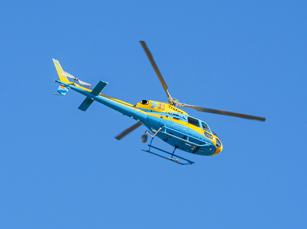 Helicóptero volando