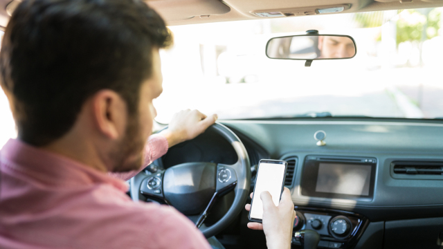 Aumenta casi un 10% el porcentaje de conductores denunciados por usar el teléfono móvil al volante​