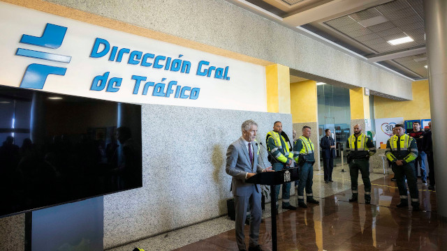 Grande-Marlaska entrega a la Agrupación de Tráfico de la Guardia Civil sus nuevos chalecos airbag