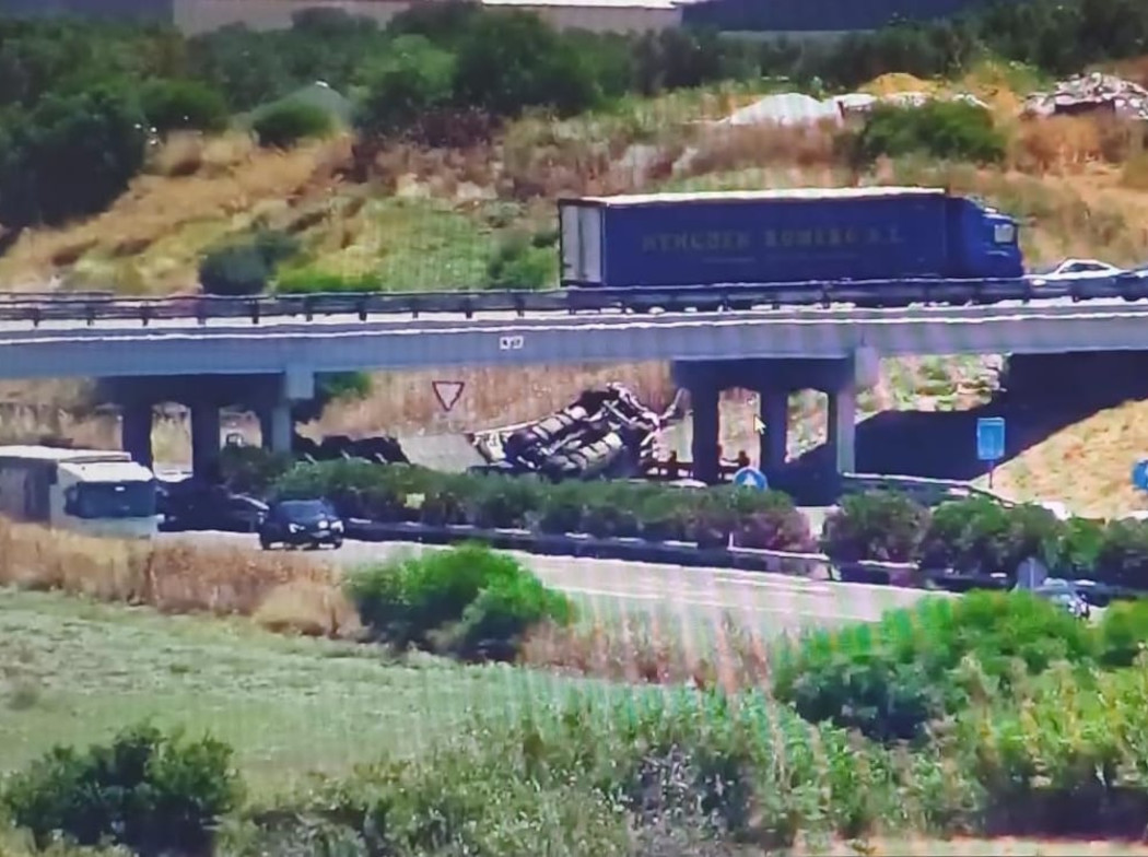 Imagen carretera con puente y accidente