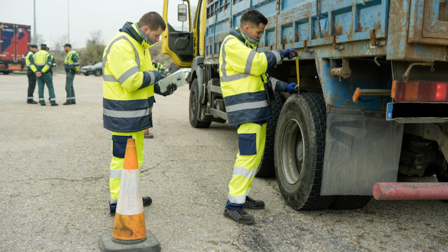 DGT refuerza la vigilancia de camiones y autobuses para garantizar la seguridad vial en las carreteras