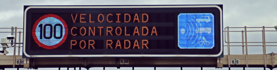 Cartel luminoso aviso radares