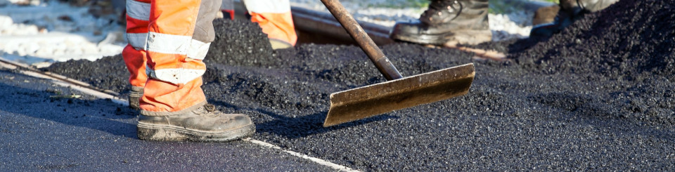Trabajadores asfaltando una carretera