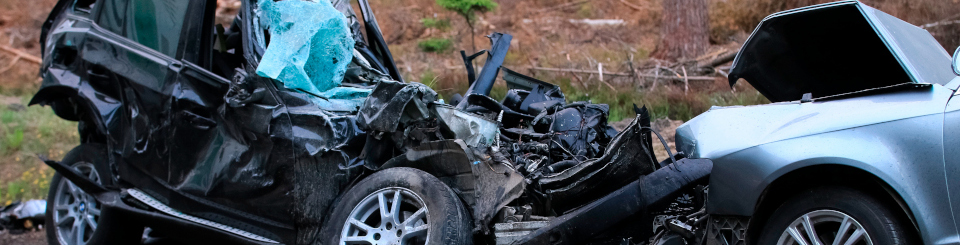Dos coches destrozados por un accidente