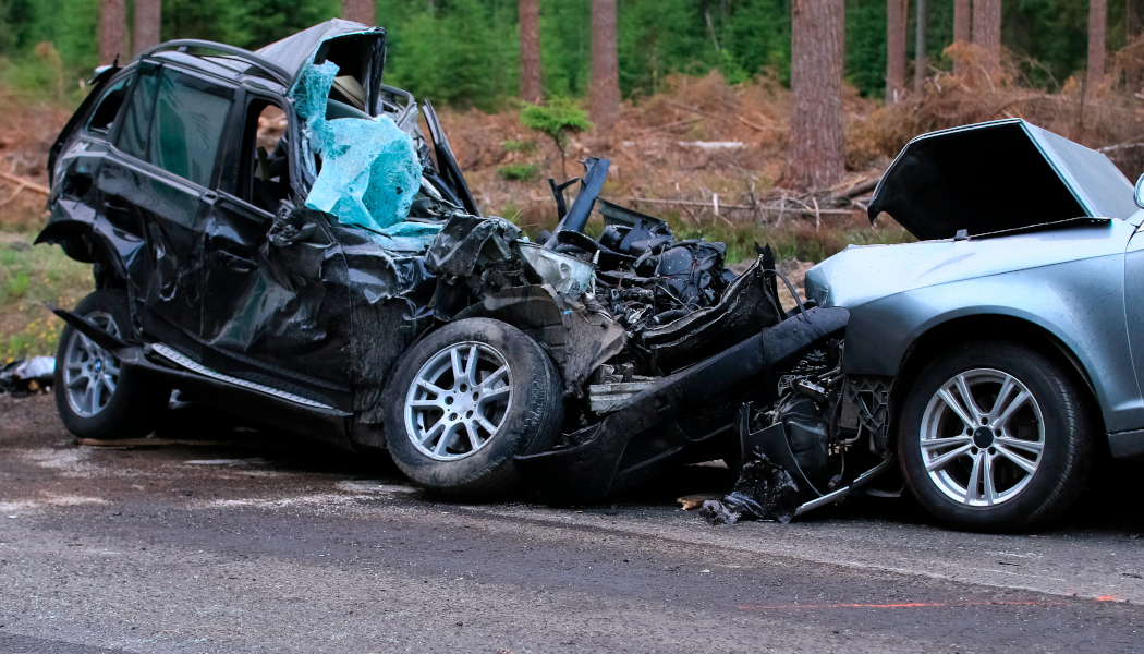 Dos coches destrozados por un accidente