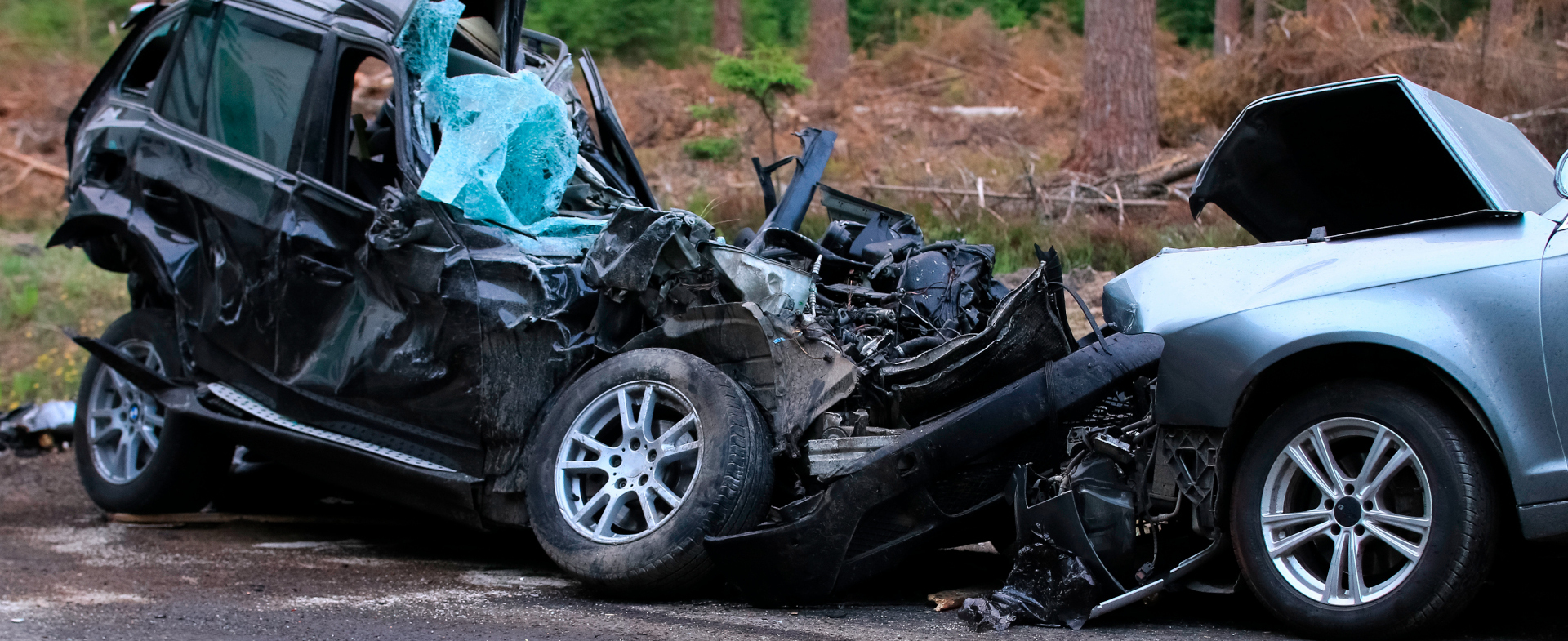 Dos coches destrozados por un accidente