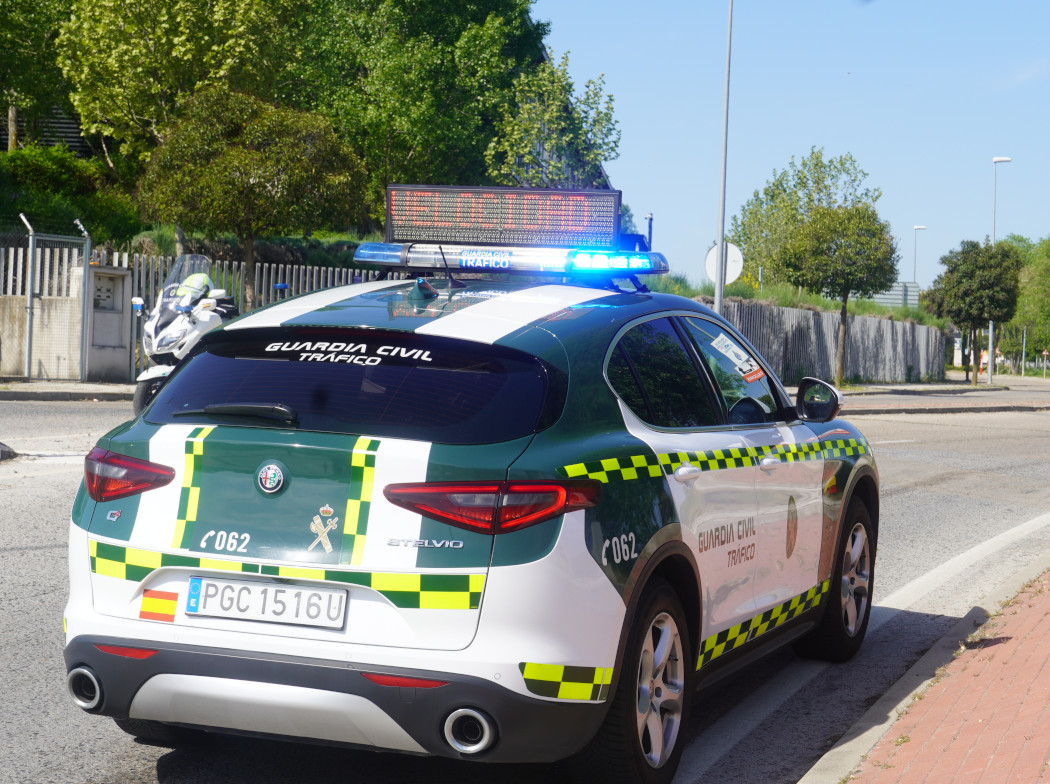 Vista trasera de un coche de la Guardia Civil Vista trasera de un coche de la Guardia Civil