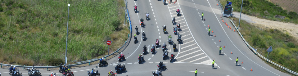Vista aérea de carretera con motocicletas