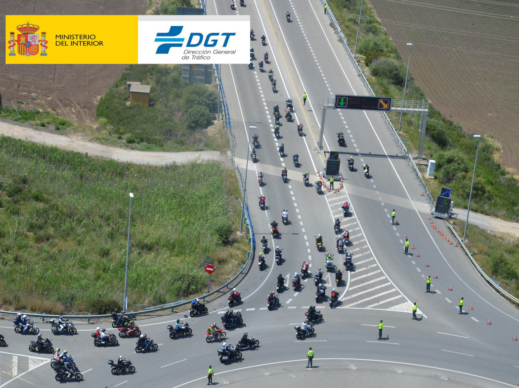 Vista aérea de carretera con motocicletas
