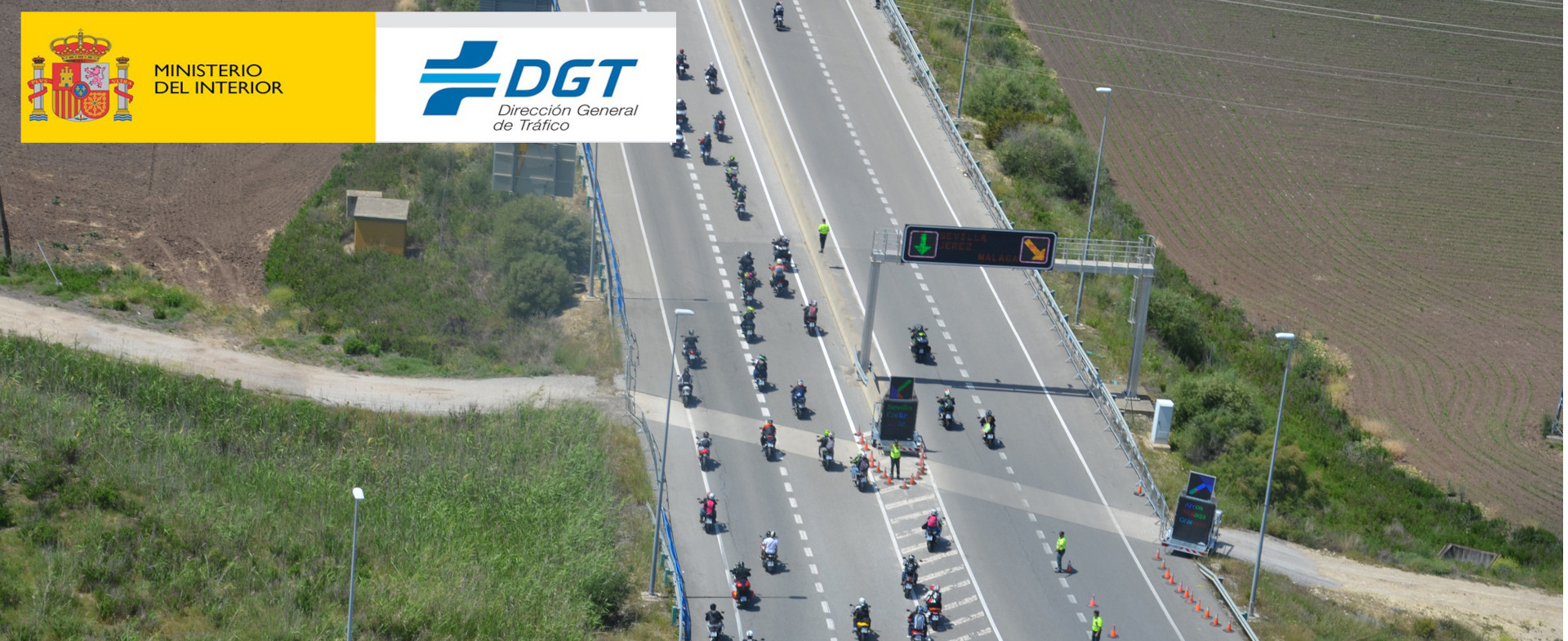 Vista aérea de carretera con motocicletas