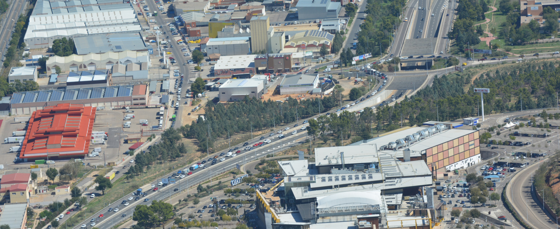 Vista aérea de carretera con vehículos