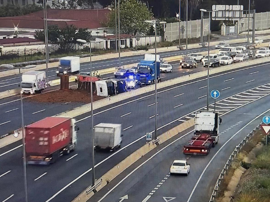 Accidente de camión atravesando la autopista