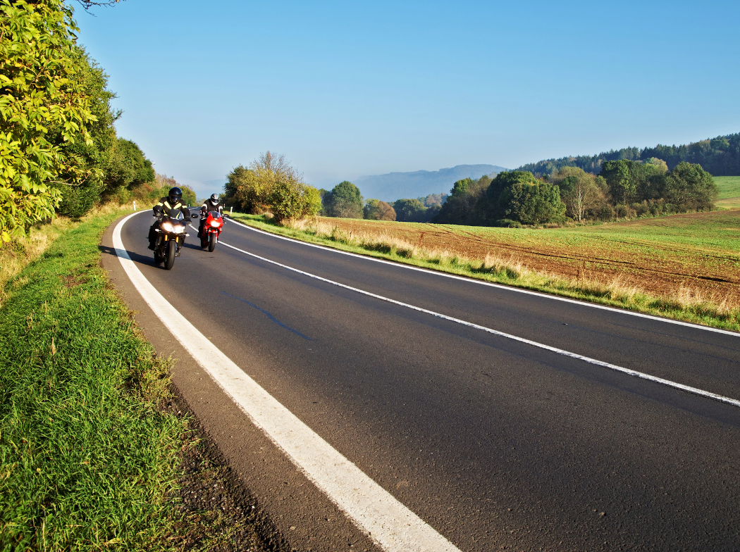 Dos motos circulando por una carretera