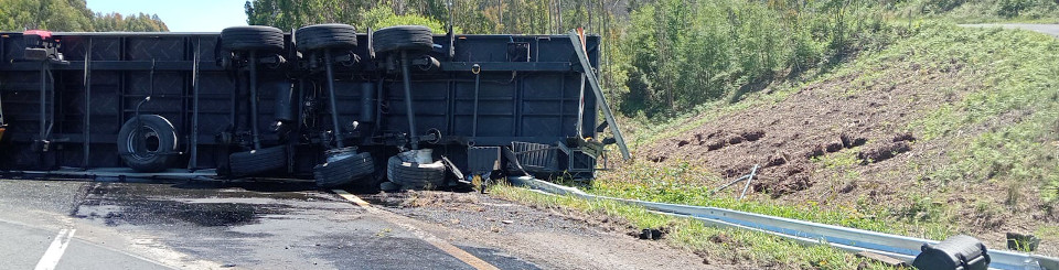 Remolque de camión accidentado