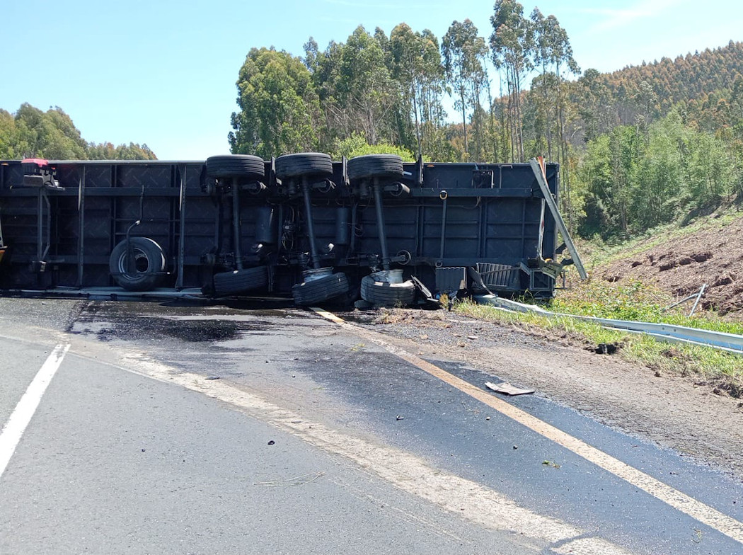 Remolque de camión accidentado