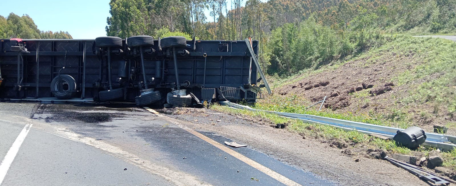 Remolque de camión accidentado
