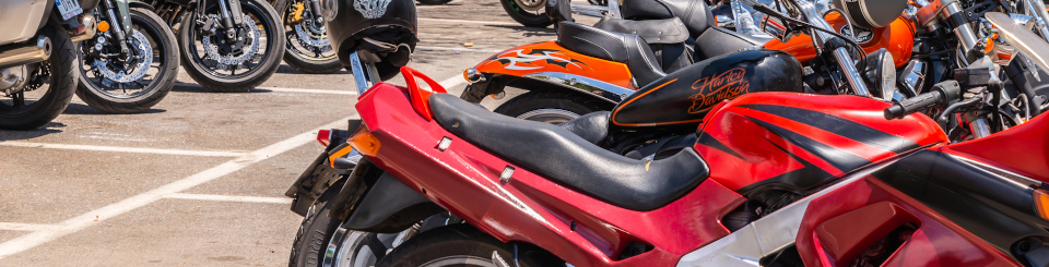 Asientos de unas motos aparcadas