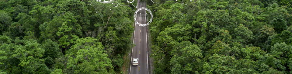 Vehículo en carretera con árboles y con inconos de sostenibilidad superpuestos en parte superior