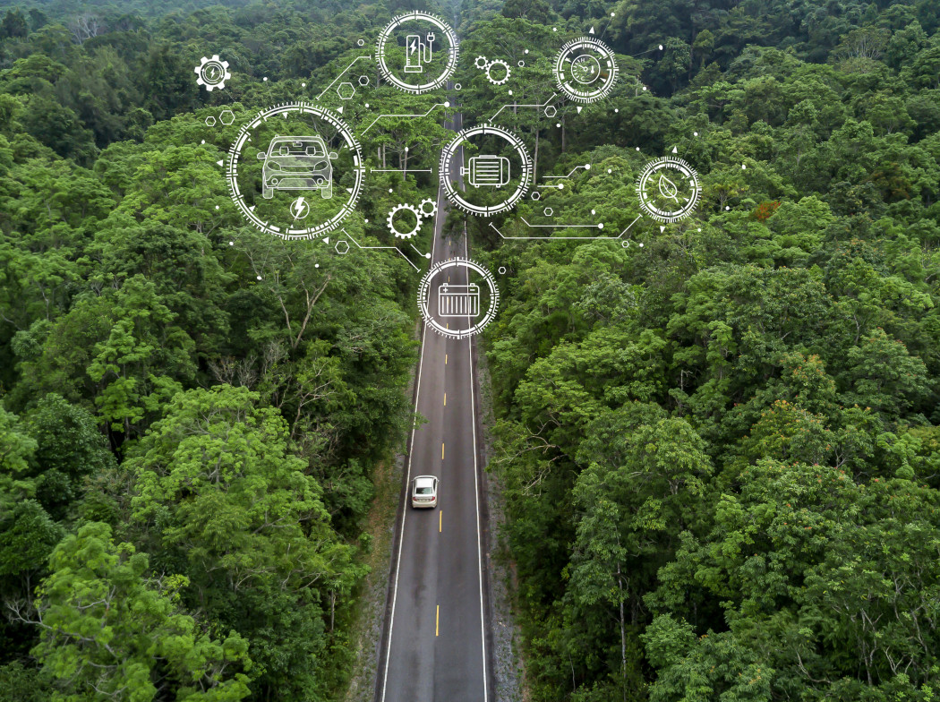 Vehículo en carretera con árboles y con iconos de sostenibilidad superpuestos en parte superior Vehículo en carretera con árboles y con iconos de sostenibilidad superpuestos en parte superior