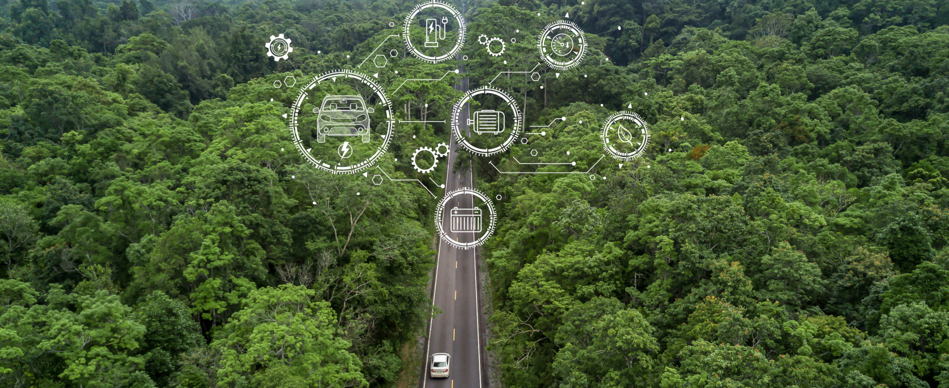 Vehículo en carretera con árboles y con iconos de sostenibilidad superpuestos en parte superior