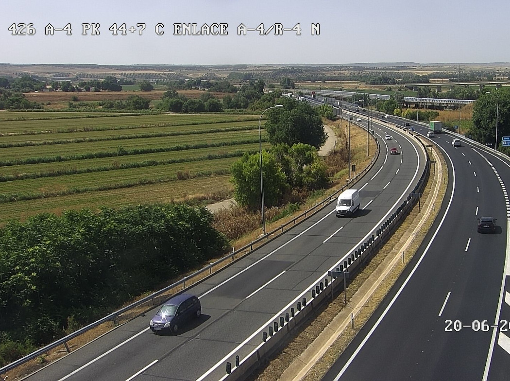 Autopista con vehículos circulando Autopista con vehículos circulando