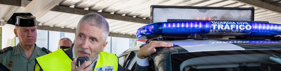Marlaska hablando por la emisora de un coche patrulla