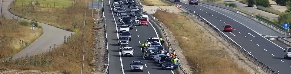 Caravana provocada por un accidente entre coches Caravana provocada por un accidente entre coches