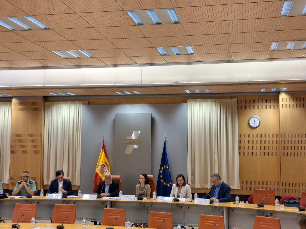 Imagen de grupo de personas sentadas en el auditorio de la DGT