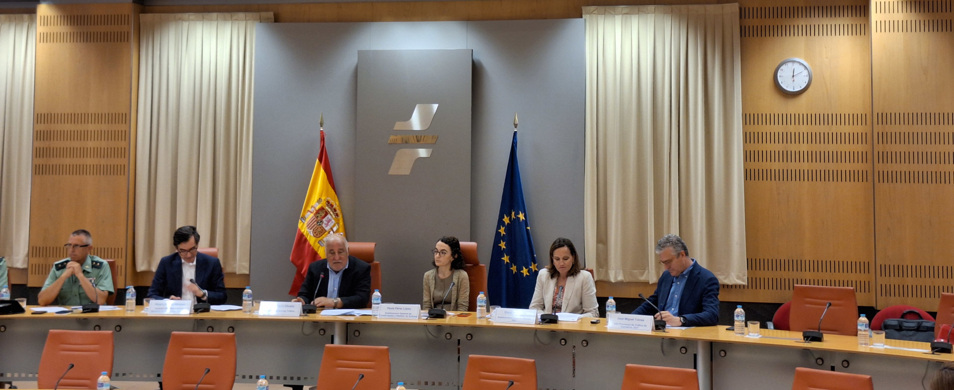 Imagen de grupo de personas sentadas en el auditorio de la DGT