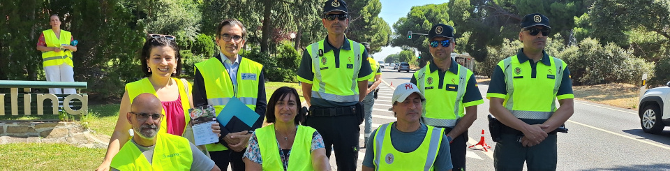 Miembros de la Guardia Civil y de la Federación ASPAYM posando para una foto