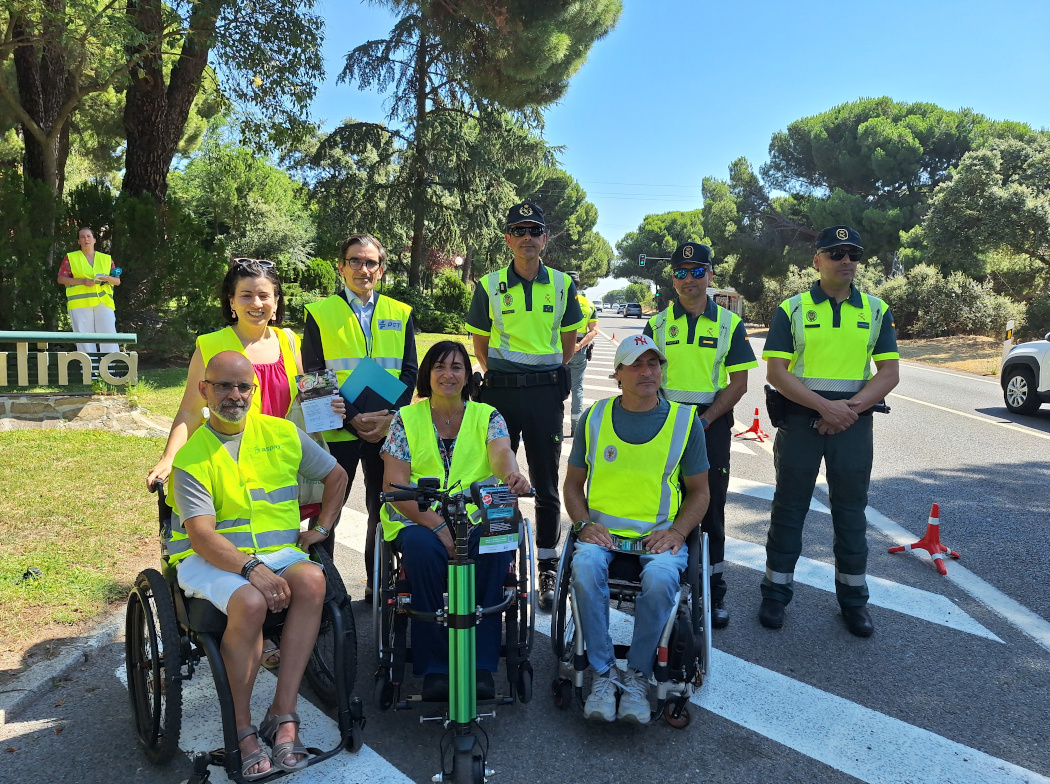 Miembros de la Guardia Civil y de la Federación ASPAYM posando para una foto
