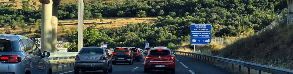 Autopista con vehículos circulando