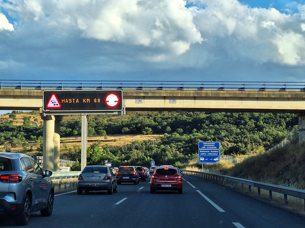 Autopista con vehículos circulando