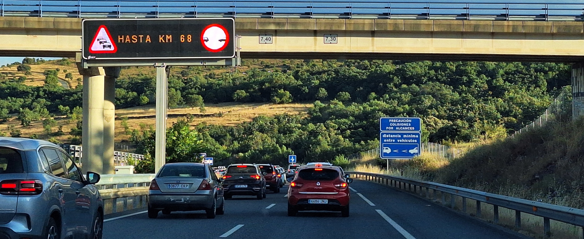 Autopista con vehículos circulando