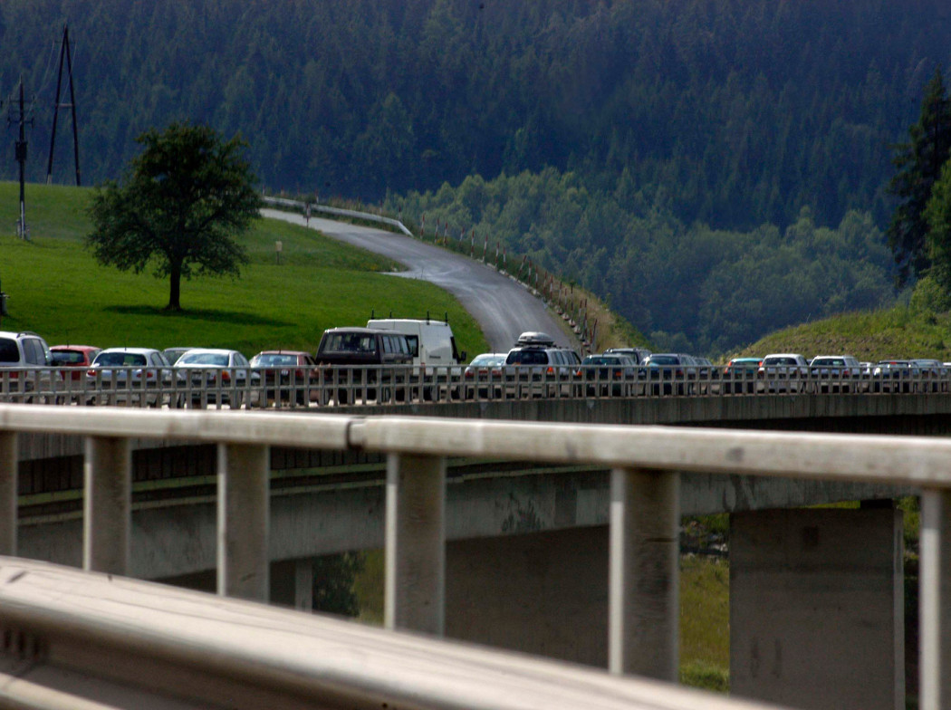 Carretera elevada con coches 