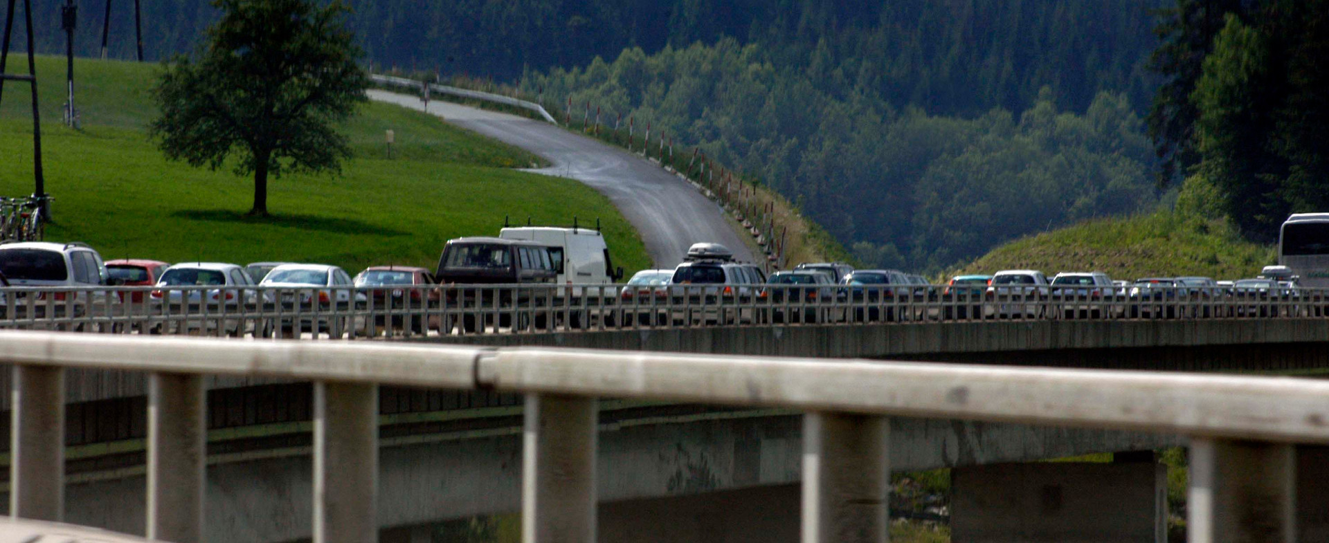 Carretera elevada con coches 