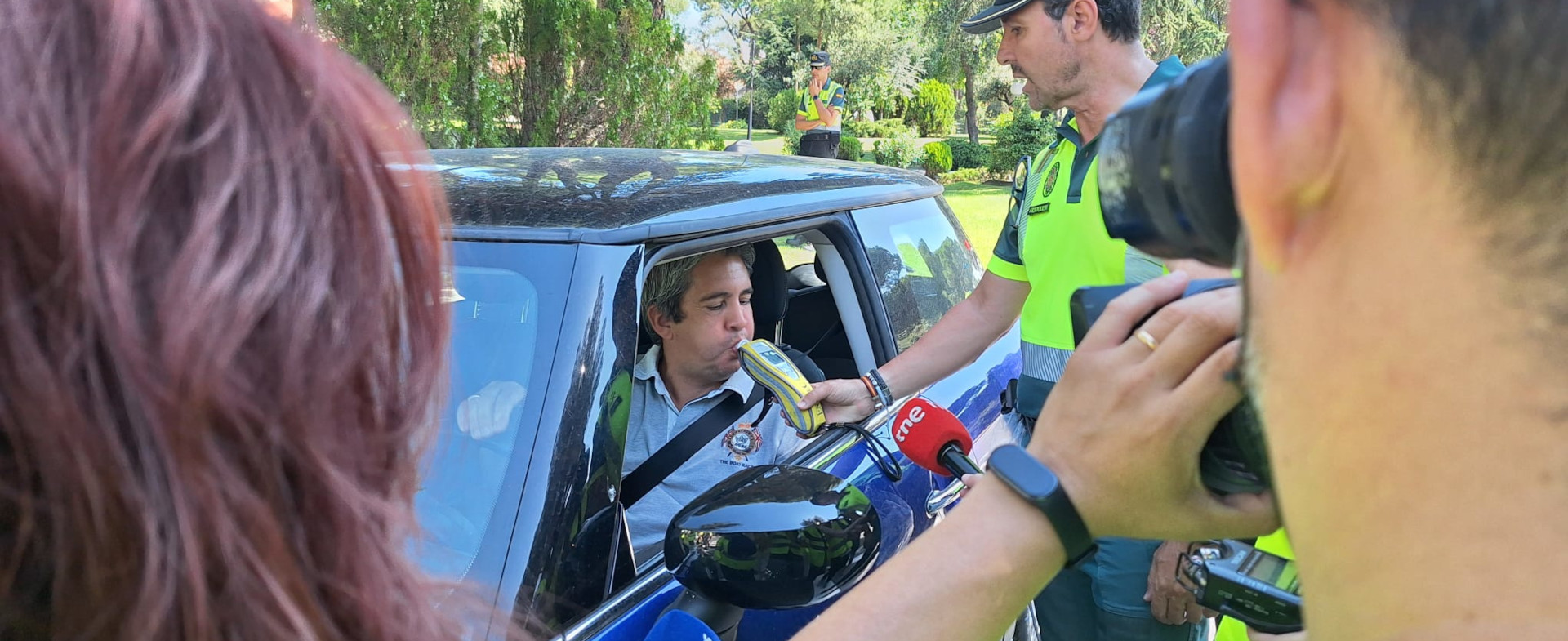 Conductor realizando test de alcoholemia con la Guardia Civil